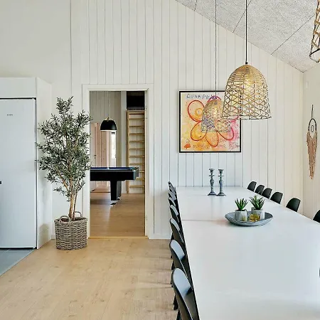 24 Person In Semesterbostad Grenå